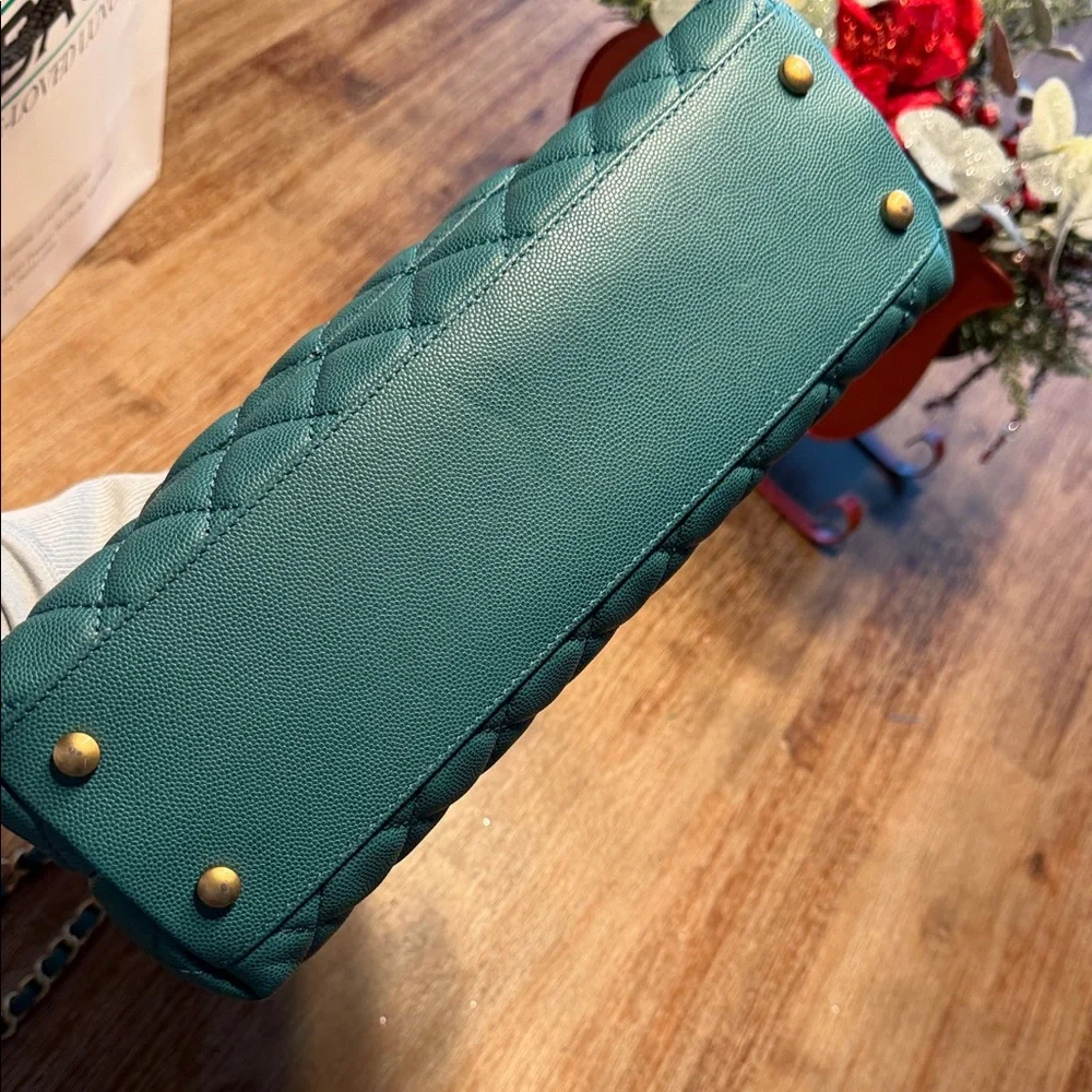 Chic Green Quilted Handbag - Picture 8 of 12